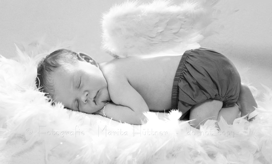 Neugeborenes Baby mit Engelsflügeln, professionelle Babyfotografin, Babyshooting, Shooting neugeborenes, Shooting zuhause, Babyfotos, Neugeborenenfotos, mobile Fotografin Marita Hüttner, Outdoorshooting, Kinderbilder zuhause, Kindershooting zuhause, Eppingen, Bretten, Bruchsal, Bretzfeld, Sinsheim, Mosbach, Heilbronn, Leingarten, Schwaigern, Ilsfeld, Lauffen, Kraichtal, Oberderdingen