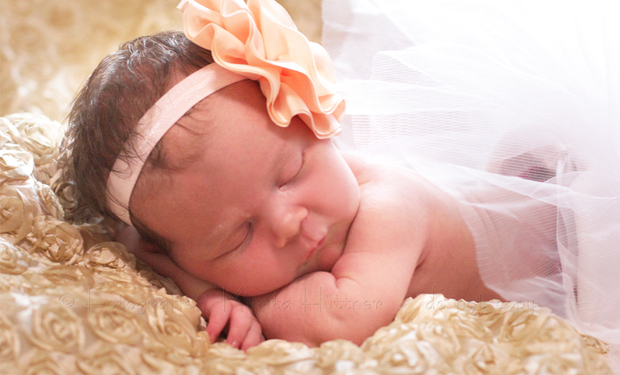 kleines Baby, professionelle Babybilder, Babyshooting, Shooting neugeborenes, Shooting zuhause, Babyfotos, Neugeborenenfotos, mobile Fotografin Marita Hüttner, Outdoorshooting, Kinderbilder zuhause, Kindershooting zuhause, Eppingen, Bretten, Bruchsal, Bretzfeld, Sinsheim, Mosbach, Heilbronn, Leingarten, Schwaigern, Ilsfeld, Lauffen, Kraichtal, Oberderdingen