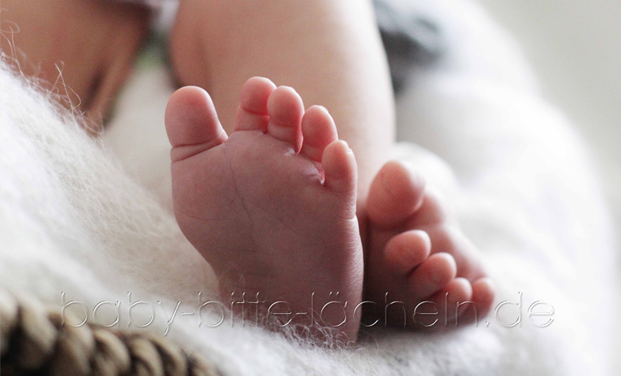 Babyfüßchen Foto, Babyshooting, Neugeborenes, professionelle Babyfotografin, Baby, Babyfotograf, Neugeboren, Kinder, Familie, Öhringen, Bretzfeld, Bretten, Babyfotos Heilbronn, Eppingen, Sinsheim, Mosbach, Bruchsal, Marita Hüttner Fotografie