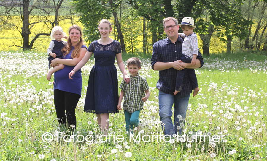 Familienbilder, Familienfotoshooting, Familienfotos,  Familienshooting, Fotoshooting, Familie,  Fotoshooting neugeborene Babys,  Fotografin Sinsheim, Eppingen, Kraichtal, Bretten, Bruchsal, Bretzfeld,  Heilbronn, Brackenheim, Bönnigheim, Öhringen, Neuenstadt,  Neckarsulm, Mosbach, Bad Friedrichshall, Bad Wimpfen, Bad Rappenau, 