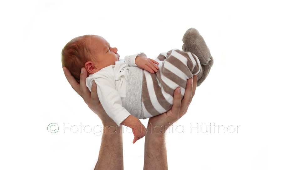 Foto von Neugeborenen, Foto Papa und Baby, Babyfotografie, Familienfotograf, Babyfotograf,  Babybilder, schöne Babyfotos, Babyfotos zuhause, Babyfotografin, Babyfotoshooting, Marita Hüttner, Babyfotografie Heilbronn,  Babyfotografie Sinsheim, Mosbach, Bietigheim, Ilsfeld, Lauffen, Eppingen, Kraichtal, Bretten, Bruchsal, Bretzfeld, Brackenheim,  Bönnigheim, Öhringen, Neuenstadt, Neckarsulm, Neudenau, Bad Friedrichshall, Bad Wimpfen, Bad Rappenau, 
