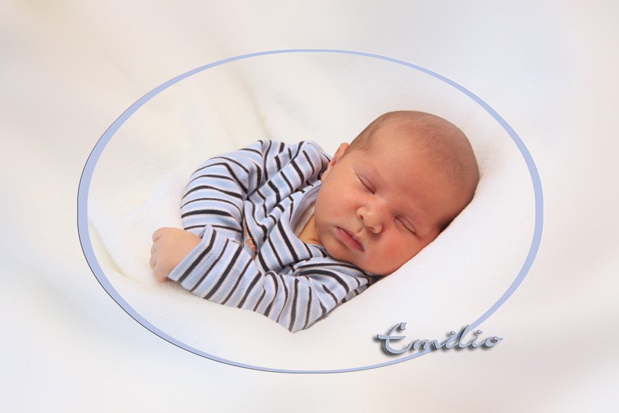 Zufrieden schlafend liegt das Baby in seinem Bettchen.